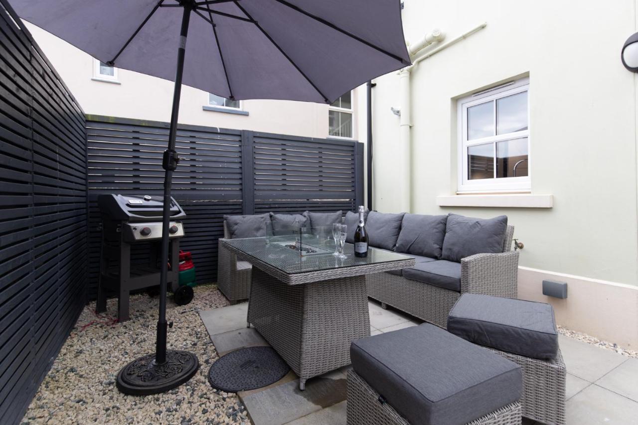 Cottage Mews - Seaside Cottage Parking Terrace تينبي المظهر الخارجي الصورة