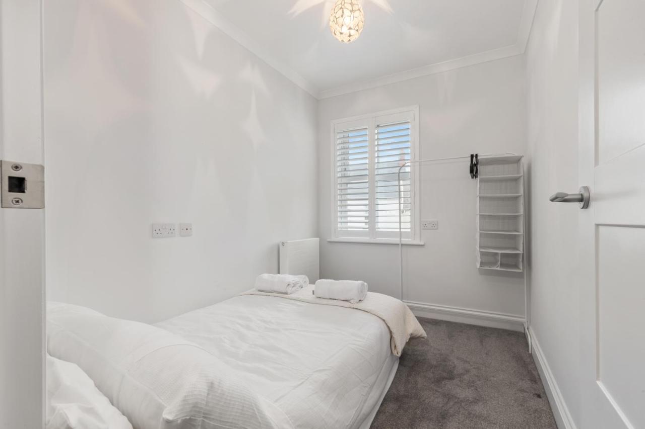 Cottage Mews - Seaside Cottage Parking Terrace تينبي المظهر الخارجي الصورة